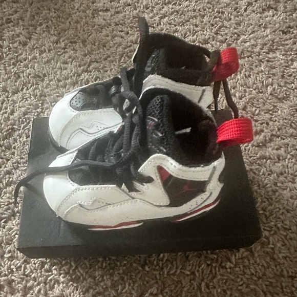 Jordan Toddler's True Flight White/Varsity Red-Black. - Picture 4 of 5